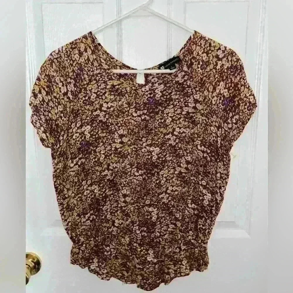 💚  3/$15 Lightweight Floral Short Sleeved Blouse